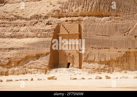 Jabal al Banat, uno dei più grandi gruppi di tombe di Hegra con 29 tombe che hanno abilmente scolpito facciate su tutti i lati della roccia arenaria, al Foto Stock