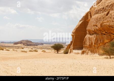 Jabal al Banat, uno dei più grandi gruppi di tombe di Hegra con 29 tombe che hanno abilmente scolpito facciate su tutti i lati della roccia arenaria, al Foto Stock