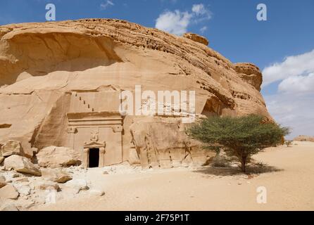 Jabal al Banat, uno dei più grandi gruppi di tombe di Hegra con 29 tombe che hanno abilmente scolpito facciate su tutti i lati della roccia arenaria, al Foto Stock