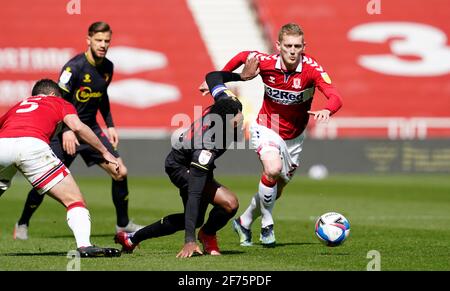 Nathaniel Chalobah di Watford (a sinistra) e George Saville di Middlesbrough (a destra) combattono per la palla durante la partita del campionato Sky Bet al Riverside Stadium di Middlesbrough. Data immagine: Lunedì 5 aprile 2021. Vedi la storia di PA: CALCIO Middlesbrough. Il credito fotografico dovrebbe essere: Owen Humphreys/PA Wire. RESTRIZIONI: SOLO USO EDITORIALE non utilizzare con audio, video, dati, elenchi di apparecchi, logo di club/campionato o servizi "live" non autorizzati. L'uso in-match online è limitato a 120 immagini, senza emulazione video. Nessun utilizzo nelle scommesse, nei giochi o nelle pubblicazioni di singoli club/campionati/giocatori. Foto Stock