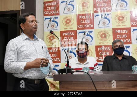 Kolkata, India. 04th Apr 2021. Il Dott. Nisith Ranjan Chowdhury che dà il suo discorso sul Mt. Everest Expedition di Rumpa Das al Calcutta Press Club. (Foto di Suraranjan Nandi/Pacific Press) Credit: Pacific Press Media Production Corp./Alamy Live News Foto Stock