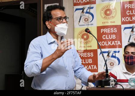 Kolkata, India. 04th Apr 2021. Pramathesh Das Mahapatra, Presidente dell'Associazione degli alpinisti di Krishnanagar, ha parlato dell'Everest Climbing di Rumpa Das al Calcutta Press Club (Foto di Suraranjan Nandi/Pacific Press) Credit: Pacific Press Media Production Corp./Alamy Live News Foto Stock