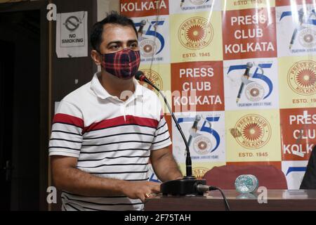 Kolkata, India. 04th Apr 2021. Il Segretario dell'Associazione degli alpinisti di Krishnanagar Shri Amiya Chitra si rivolge al suo discorso sull'Everest Climbing di Rumpa Das al Calcutta Press Club. (Foto di Suraranjan Nandi/Pacific Press) Credit: Pacific Press Media Production Corp./Alamy Live News Foto Stock