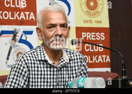 Kolkata, India. 04th Apr 2021. Everester Basanta Singha Roy dando il suo prezioso discorso sul Mt. Everest Expedition di Rumpa Das in a Press Meet al Calcutta Press Club. (Foto di Suraranjan Nandi/Pacific Press) Credit: Pacific Press Media Production Corp./Alamy Live News Foto Stock