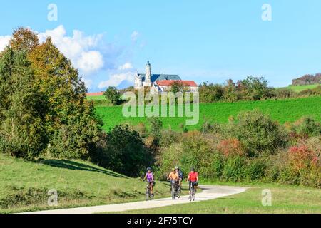 Gruppo Senior facendo una gita in bicicletta nella splendida natura della Germania meridionale Foto Stock