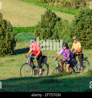 Gruppo Senior facendo una gita in bicicletta nella splendida natura della Germania meridionale Foto Stock