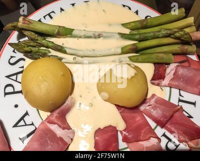 Asparagi verdi con salsa hollandaise e patate Foto Stock
