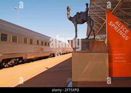 Alice Springs, NT, Australia - 28 febbraio 2008: Treno chiamato il Ghan nella stazione ferroviaria, Central Australian railway tra Adelaide e Darwin Foto Stock