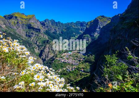 Vista del villaggio Curral das Freiras nella Valle delle Nuns in uno splendido paesaggio montano, comune di Câmara de Lobos, isola di Madeira, Portogallo. Foto Stock