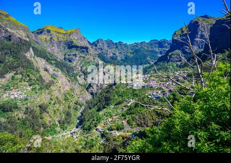 Vista del villaggio Curral das Freiras nella Valle delle Nuns in uno splendido paesaggio montano, comune di Câmara de Lobos, isola di Madeira, Portogallo. Foto Stock