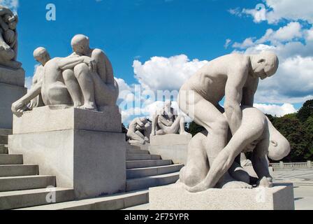 Oslo, Norvegia - 21 giugno 2009: Sculture intorno al monolito in pubblico Vigeland Park aka Frogner Park Foto Stock