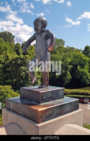 Oslo, Norvegia - 21 giugno 2009: Scultura - bambino defiant - in pubblico Vigeland Park aka Frogner Park Foto Stock