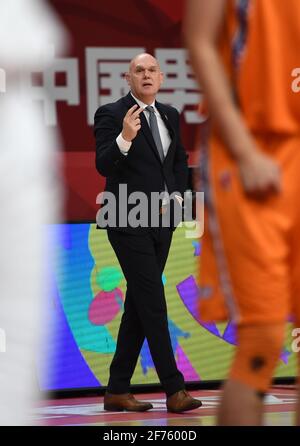 (210405) -- ZHUJI, 5 aprile 2021 (Xinhua) -- Neven Spahija, capo allenatore degli squali di Shanghai, reagisce durante la 53a partita tra gli squali di Shanghai e gli aviatori di Shenzhen alla stagione 2020-2021 della lega della Chinese Basketball Association (CBA) a Zhuji, Provincia Zhejiang della Cina orientale, 5 aprile 2021. (Xinhua/li Ziheng) Foto Stock