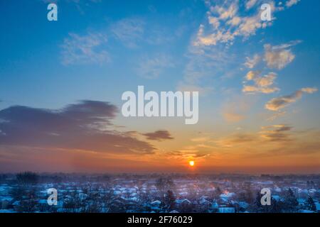 alba sulla città di Fort Collins dopo una forte tempesta di neve, vista aerea del tardo inverno o delle prime sorgenti Foto Stock