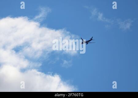 Aereo che vola nel cielo blu con le nuvole. Aereo commerciale al volo, concetto di viaggio Foto Stock