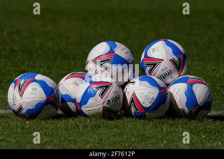 Luton, Regno Unito. 05 aprile 2021. Partite Balls in attesa che i giocatori usino Warm up a Luton, UK, il 4/5/2021. (Foto di Richard Washbrooke/News Images/Sipa USA) Credit: Sipa USA/Alamy Live News Foto Stock