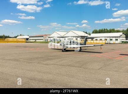 Piccolo aereo privato Piper PA 28 parcheggiato presso il piccolo aeroporto di Venegono, provincia di Varese, Italia Foto Stock