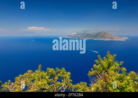 La vista dai quartieri imperiali della Villa Romana Jovis verso la Penisola Sorrentina e il Golfo di Napoli, Capri, Italia Foto Stock