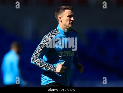 Craig Forsyth della contea di Derby si riscalda in campo prima della partita del campionato Sky Bet allo stadio Madejski, Reading. Data immagine: Lunedì 5 aprile 2021. Foto Stock