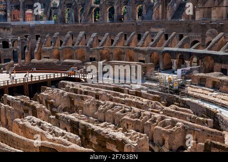 Interno del Colosseo nella città di Roma, Italia, antico anfiteatro flaviano con ipogeo sotto l'arena dei Gladiatori Foto Stock