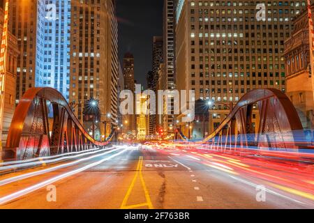 Scena del paesaggio urbano del riverwalk di Chicago al crepuscolo, skyline del centro degli Stati Uniti, illinois, stato Unito di america, architettura ed edificio, viaggio w Foto Stock