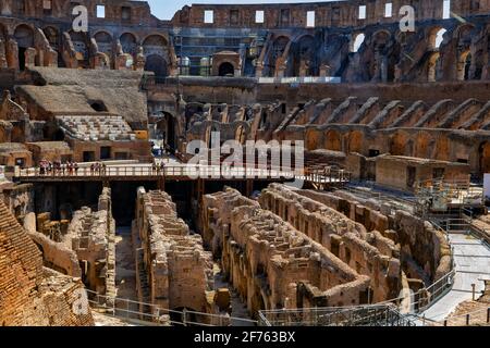 Interno del Colosseo nella città di Roma, Italia, Anfiteatro Flaviano, antico stadio e ipogeo sotto l'arena dei Gladiatori Foto Stock