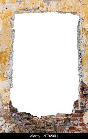muro distrutto con un buco al centro di mattoni rossi con vecchia vernice. isolato su sfondo bianco. telaio verticale. cornice grunge. Alta qualità p Foto Stock