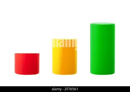 il costruttore di bambini allineerà i cilindri multicolore di legno in ascendente ordine sotto forma di un grafico della crescita e. stabilizzazione della situazione Foto Stock