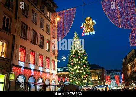 Francia, Alsazia, basso Reno, Strasburgo, mercatino di Natale, per le strade. Foto Stock