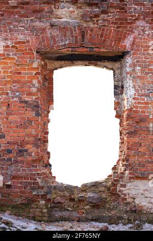 muro distrutto di vecchi mattoni con un buco al centro. isolato su sfondo bianco. grunge cornice. telaio verticale. Foto di alta qualità Foto Stock