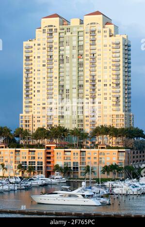 La vista serale dell'edificio residenziale di Miami Beach con un porto turistico (Florida). Foto Stock