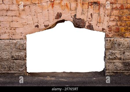 muro distrutto di mattoni vecchi con un foro al centro. isolato su sfondo bianco. cornice grunge. cornice orizzontale. Foto di alta qualità Foto Stock