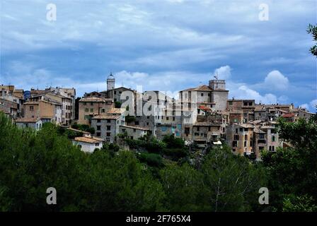 Vista sulla città medievale di Tourettes sur Loup, Alpi Marittime, Costa Azzurra, Costa Azzurra. Foto Stock