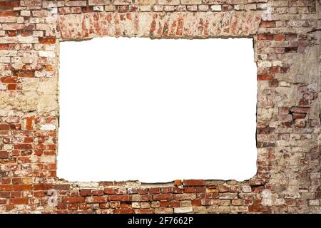 muro distrutto di mattoni vecchi con un foro al centro. isolato su sfondo bianco. cornice grunge. cornice orizzontale. Foto di alta qualità Foto Stock