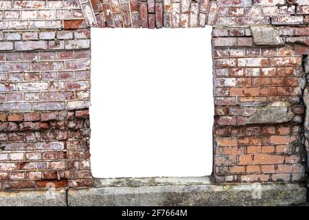muro distrutto di mattoni vecchi con un foro al centro. isolato su sfondo bianco. cornice grunge. cornice orizzontale. Foto di alta qualità Foto Stock