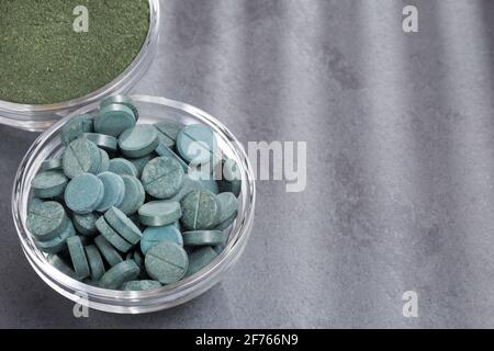 Spirulina polvere e pillole nella ciotola - Spirulina Foto Stock