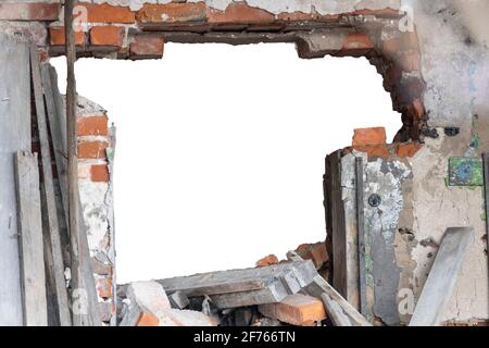 muro distrutto di mattoni vecchi con un foro al centro. isolato su sfondo bianco. cornice grunge. cornice orizzontale. Foto di alta qualità Foto Stock