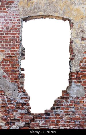 muro distrutto con un buco di mattoni rossi al centro. isolato su sfondo bianco. telaio verticale. cornice grunge. Foto di alta qualità Foto Stock