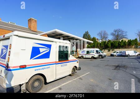 Ephrata, PA, USA - 4 aprile 2021: Camion di consegna della posta USPA parcheggiati all'ufficio postale di Ephrata nella contea di Lancaster, PA. Foto Stock