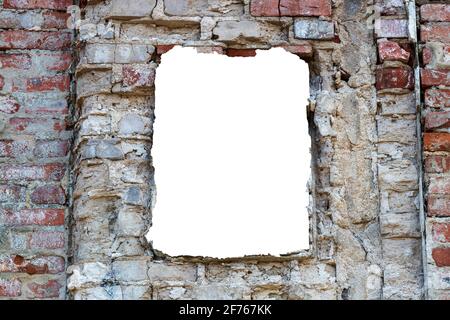 muro distrutto di mattoni vecchi con un foro al centro. isolato su sfondo bianco. cornice grunge. cornice orizzontale. Foto di alta qualità Foto Stock