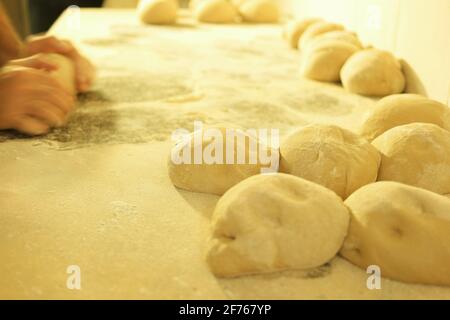 Pezzi di impasto sul tavolo. Impasto di pane fresco. Foto Stock