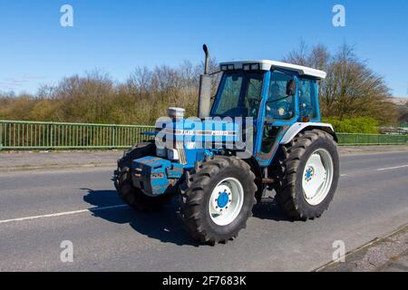 Trattore Ford 7610 a Chorley Lancashire. 5 aprile 2021 UK Meteo; fine soleggiato ma freddo giorno come i giovani agricoltori locali palcoscenico una sfilata improvvisata di moderni e vintage Ford 7610 trattori lungo le strade della fattoria a Chorley. Foto Stock