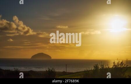L'isola montana di Ailsa Craig nel Mare d'Irlanda al largo della costa occidentale della Scozia vicino a Girvan in Ayrshire. Foto Stock