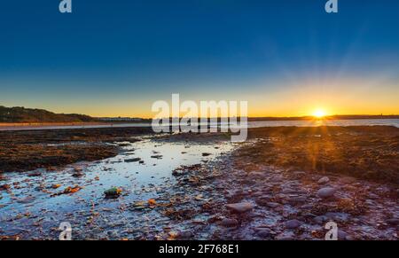 Tramonto il penultimo giorno dell'anno a Ballyholme Beach, Bangor, County Down, Irlanda del Nord. Foto Stock