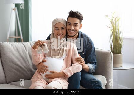 Ritratto della felice Famiglia Islamica d'amore in attesa DI un bambino Foto Stock