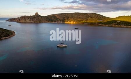 Veduta aerea del drone dell'isola di Cabrera nell'arcipelago delle Isole Baleari, Spagna. Vista sulla baia con barche a vela Foto Stock