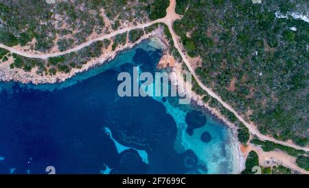 Veduta aerea del drone di una baia dell'isola di Cabrera nell'arcipelago delle Isole Baleari, Spagna Foto Stock