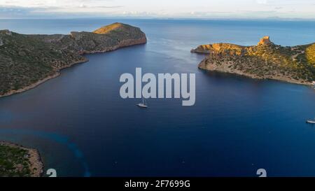 Veduta aerea del drone dell'isola di Cabrera nell'arcipelago delle Isole Baleari, Spagna. Vista sulla baia con barche a vela Foto Stock