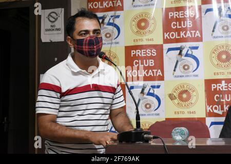 Kolkata, India. 04th Apr 2021. Il Segretario dell'Associazione degli alpinisti di Krishnanagar Shri Amiya Chitra si rivolge al suo discorso sull'Everest Climbing di Rumpa Das al Calcutta Press Club. (Foto di Suraranjan Nandi/Pacific Press/Sipa USA) Credit: Sipa USA/Alamy Live News Foto Stock