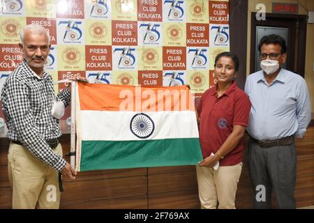 Kolkata, India. 04th Apr 2021. Everester Basanta Singha Roy ha consegnato la Bandiera indiana a Rumpa Das in bandiera fuori cerimonia che sta andando a salire Mt. Everest per celebrare i cento anni del primo Mt. Everest Expedition al Calcutta Press Club. (Foto di Suraranjan Nandi/Pacific Press/Sipa USA) Credit: Sipa USA/Alamy Live News Foto Stock